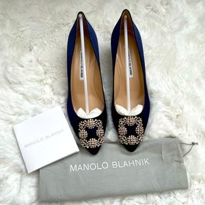 New Manolo Blahnik Hangisi Jeweled Kitten pump 450 Navy Satin.